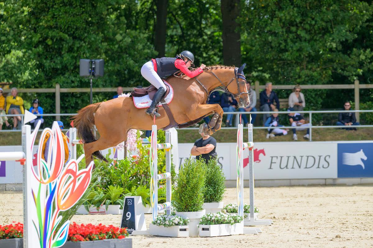 Springreiterin über dem Oxer im Parcours